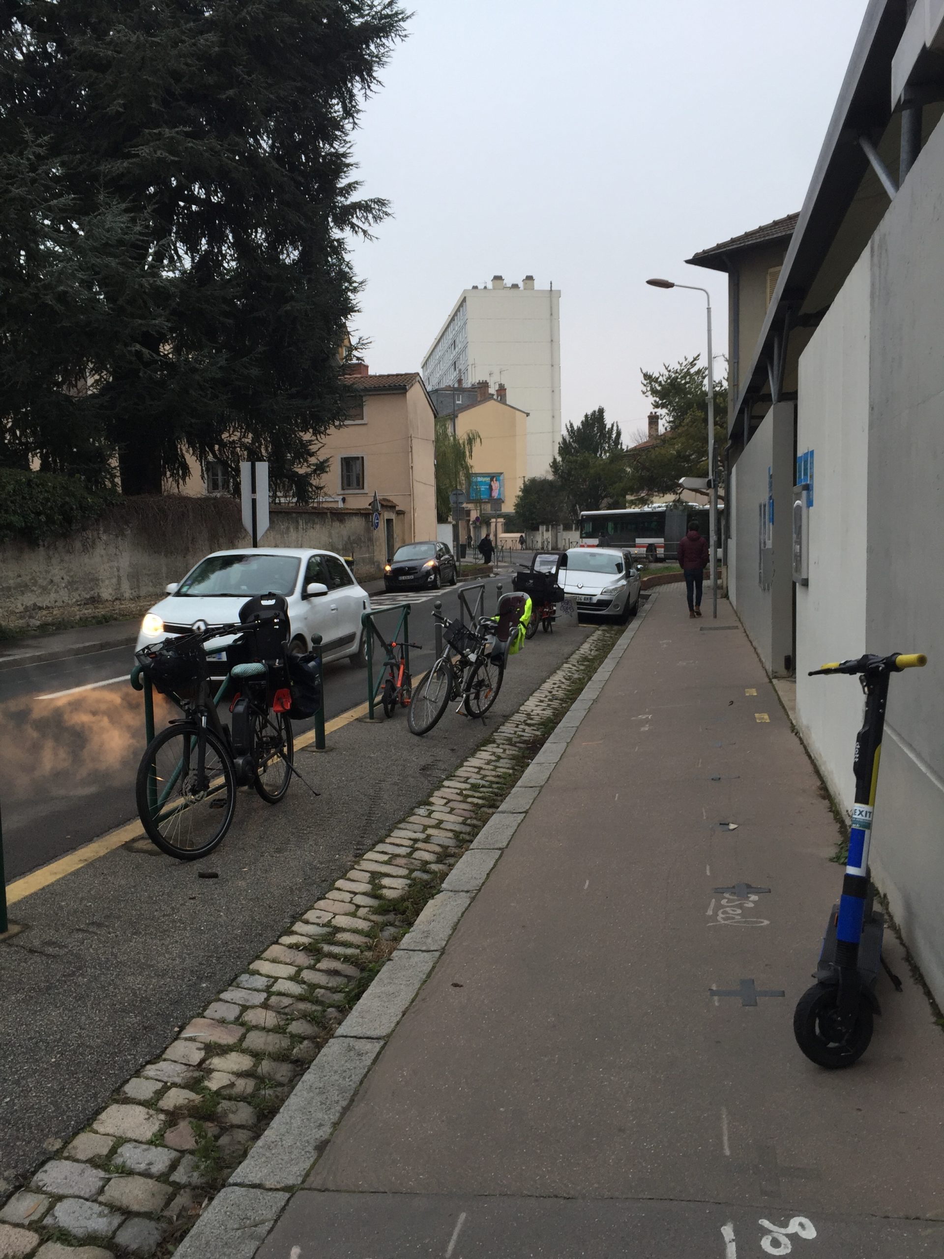 Vélos devant l'école Ferdinand Buisson (Lyon 5)