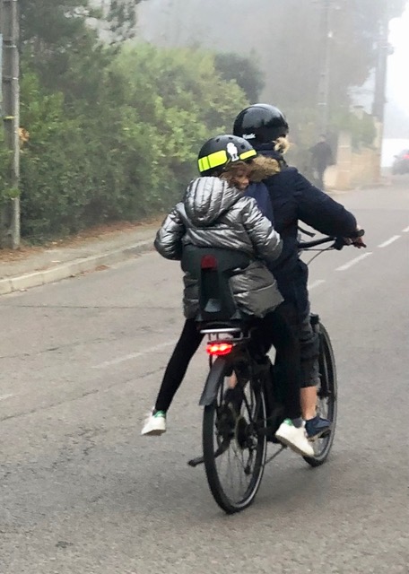 Cyclistes dans la brume à St Didier pour la journée "à l'école sans voiture"
