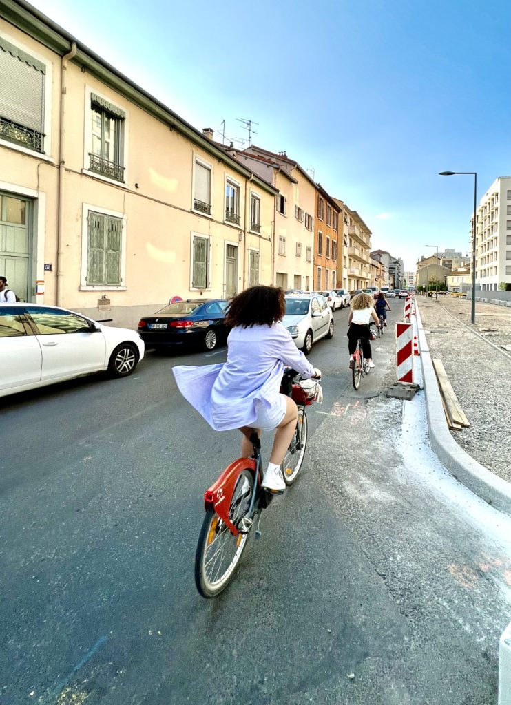 Cyclistes rue Rollet à Villeurbanne
