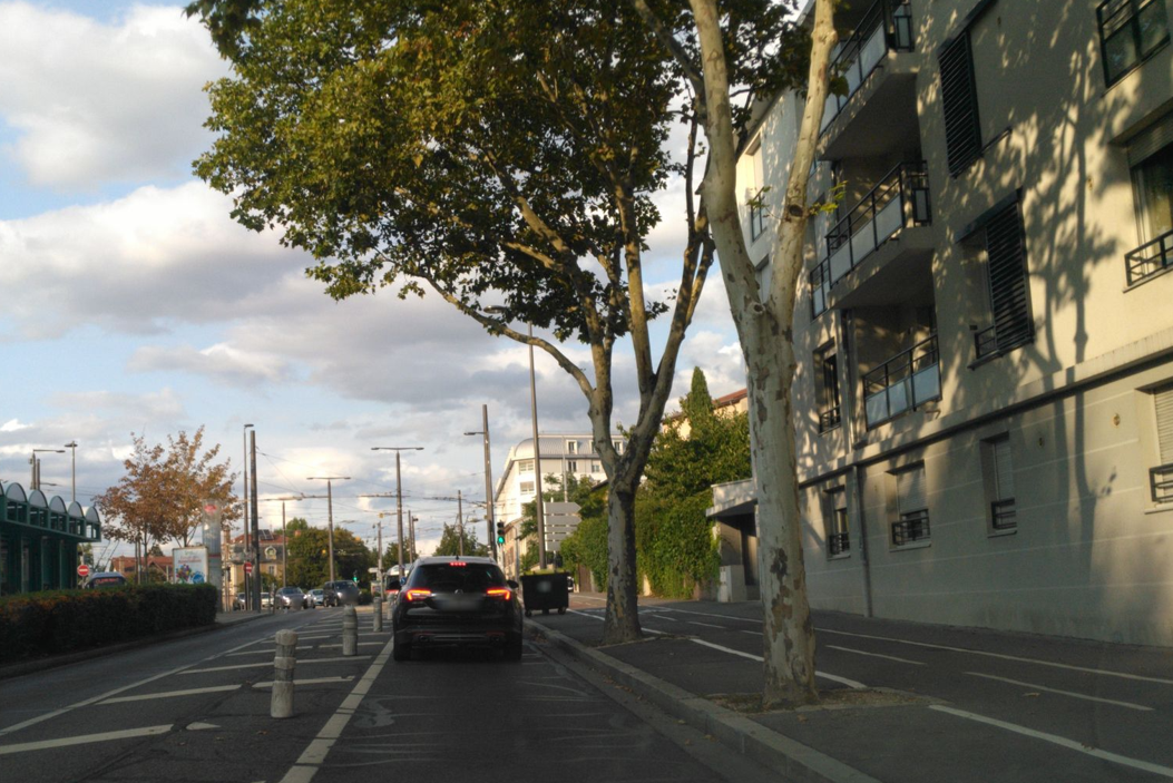 Boulevard des Canuts à Caluire, avant la suppressiond e la piste cyclable