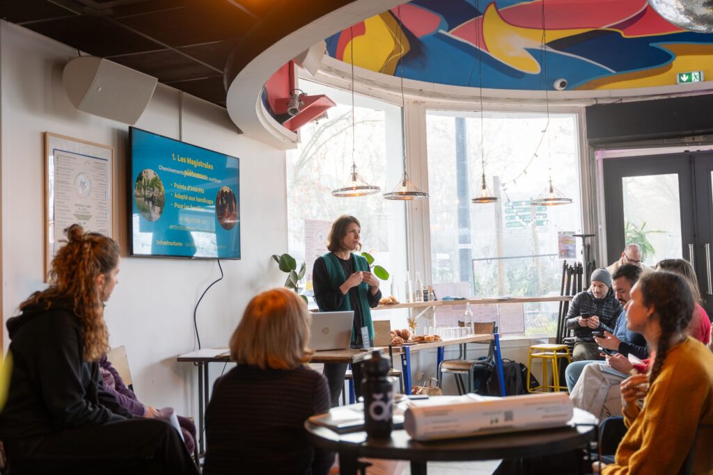 Mélodie Cros-Ferréol, co-présidente de l’association la Ville à Vélo, présente le plan citoyen Marche et Vélo.