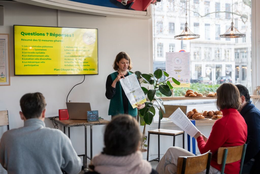 Mélodie Cros-Ferréol, co-présidente de l’association la Ville à Vélo présente le poster du plan marche et vélo