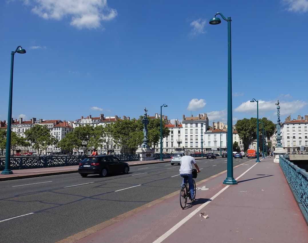 Pont de l’Université : La Ville à Vélo déplore le projet de la Métropole de le rénover sans résoudre les conflits piétons-cyclistes