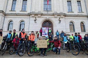 A Oullins-Pierre-Bénite, les usagers du vélo manifestent pour demander l’expérimentation du scénario 2
